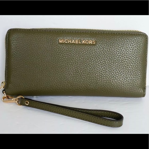 Michael Kors Handbags - Michael Kors Jet Set Travel Continental